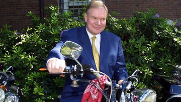 20010628 - HELSINKI - USA: N ITSENÄISYYSPÄIVÄ: Pääministeri Paavo Lipponen istahti Harley Davidson-moottoripyörän selkään USA:n itsenäisyyspäivän vastaanotolla torstaina. Lähetystön pihalla oli rekvisiittana kolme harrikkaa. 