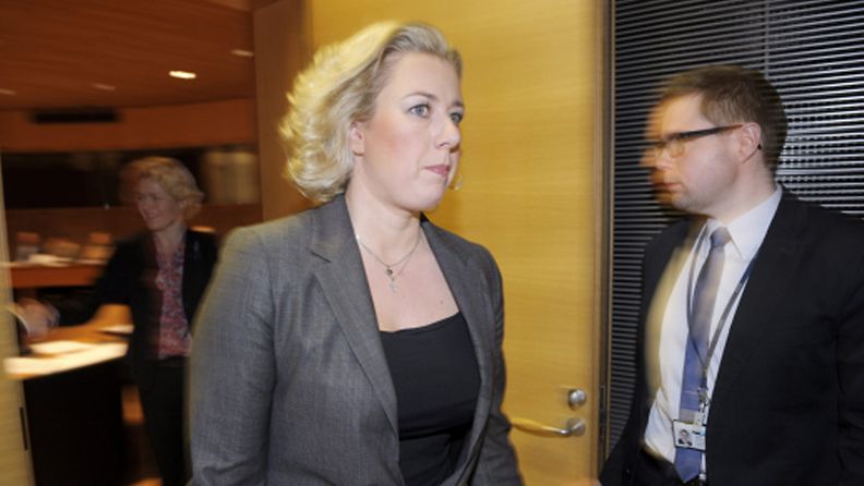 Valtiovarainministeri Jutta Urpilainen poistuu eduskunnan suuren valiokunnan kokouksesta jossa hän oli kuultavana Helsingissä maanantaina 20. helmikuuta 2012.