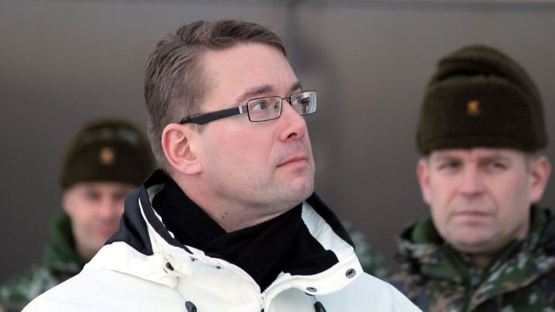 Puolustusministeri Stefan Wallin tarkasti Lapin ilmatorjuntarykmentin 27. tammikuuta 2012 Rovaniemellä.
