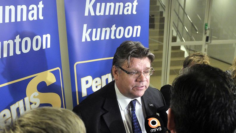 Perussuomalaisten puheenjohtaja ja kansanedustaja Timo Soini puhuu medialle perussuomalaisten puoluevaltuuston kokouksessa Helsingissä 21. huhtikuuta 2012.
