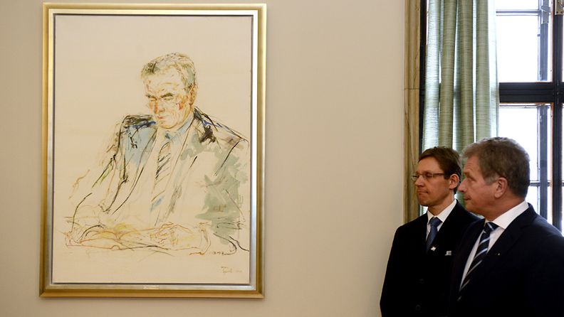 Presidentti Sauli Niinistön puhemiesmuotokuvan on tehnyt taiteilija Marjatta Tapiola.