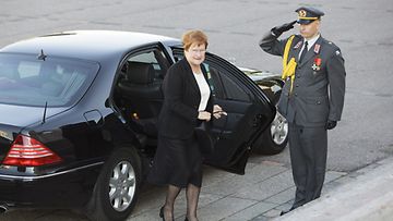 Tasavallan presidentti Tarja Halonen saapuu valtioneuvos Holkerin siunaustilaisuuteen. 
