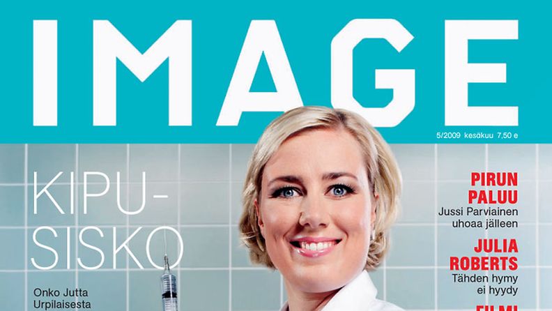 Jutta Urpilainen esiintyy uusimman Imagen kannessa kiilusilmäisenä sairaanhoitajana. Kuvan on ottanut Mikko Haarma.