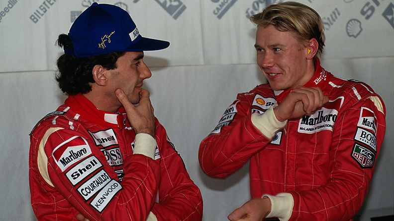 McLaren-tallikaverit Ayrton Senna ja Mika Häkkinen lokakuussa 1993.
