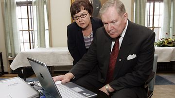 Hilppa Haukka esitteli puhemies Paavo Lipposelle kirjan nettiversion toimintaa Valtiopäivien avajaispuheet -teoksen julkistamistilaisuudessa 25. huhtikuuta 2006.  