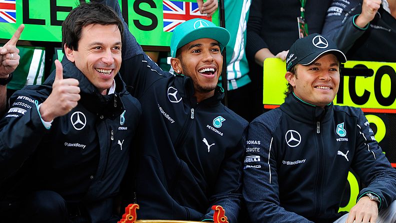 Toto Wolff, Lewis Hamilton ja Nico Rosberg Kiinan voitonjuhlissa.
