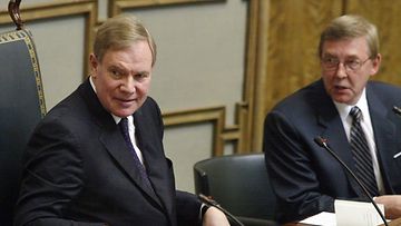 20030422 - HELSINKI - EDUSKUNTA: SDP: n puheenjohtaja Paavo Lipponen valittiin tiistaina odotetusti puhemieheksi eduskunnan jäljellä olevaksi toimikaudeksi. 