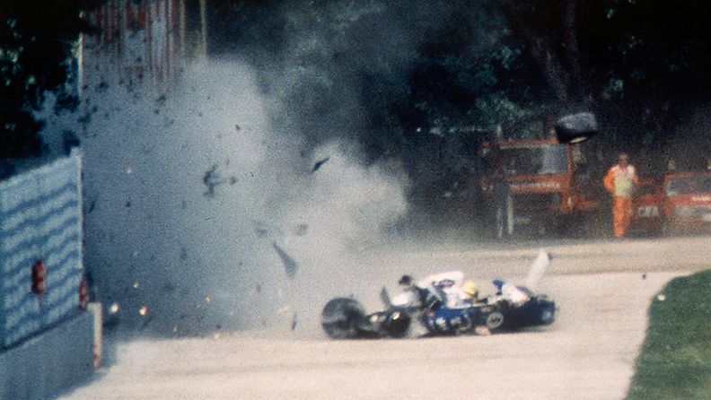 Ayrton Sennan auto kohtalokkaan ulosajon jälkeen