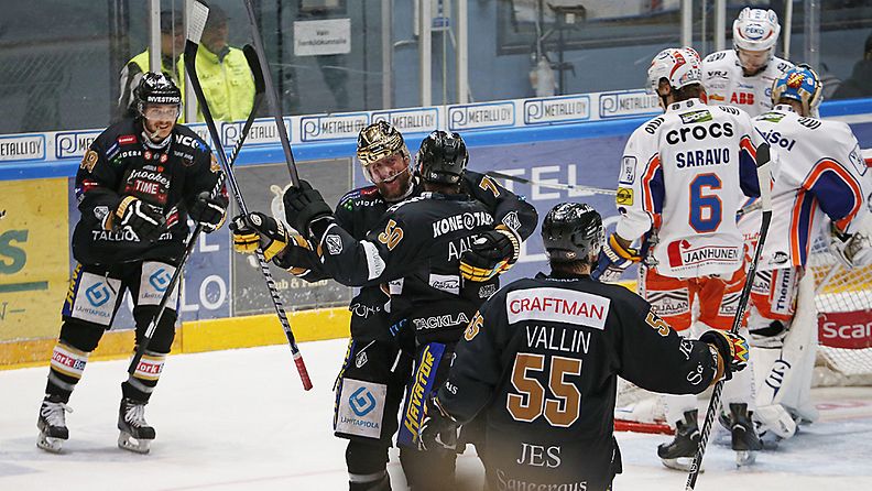 Kärpät tuulettaa 2-0-maalia perjantaina Tampereella. 