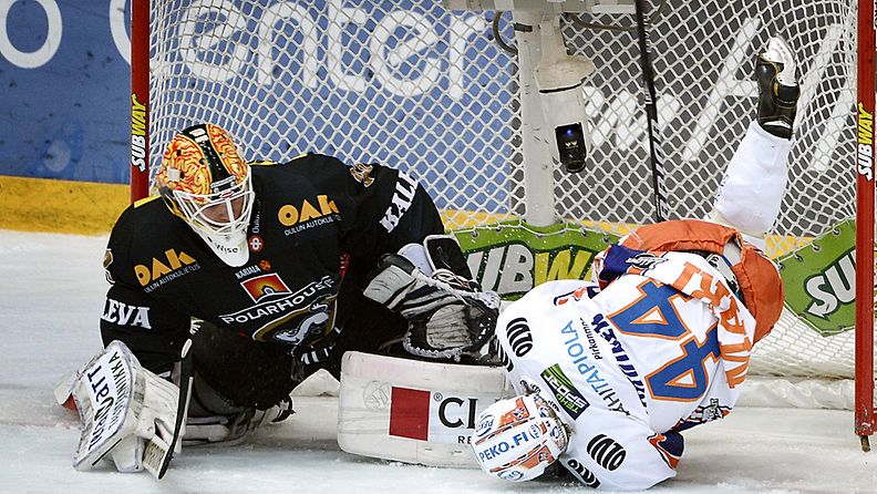 Jan-Mikael Järvinen harjoittaa akrobatiaa Kärppä-vahti Tomi Karhusen edessä. 