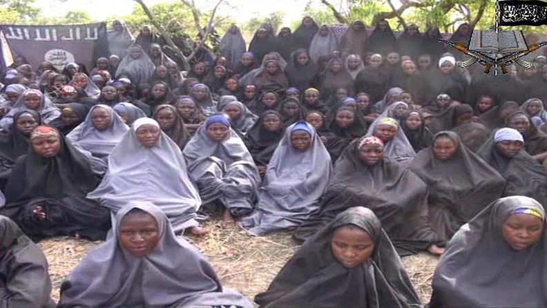 Nigeriassa äärijärjestö Boko Haramin sieppaamat koulutytöt näkyvät julkaistulla videolla 12.5.2014.
