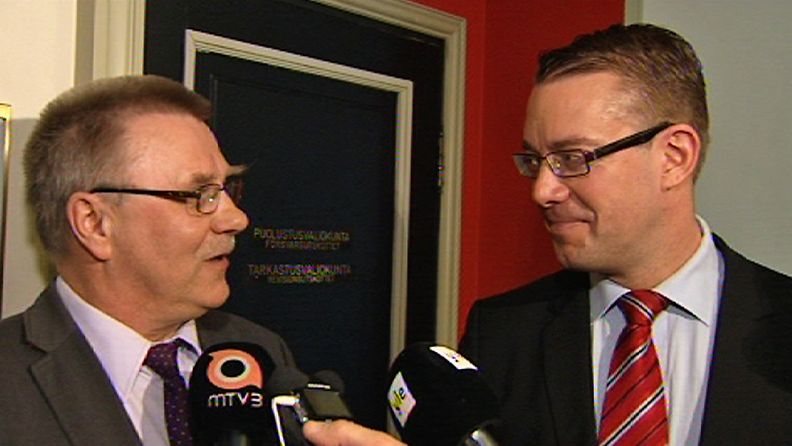 Kansanedustaja Pentti Oinonen (ps.) ja puolustusministeri Stefan Wallin (r.) tulevat taas keskenään toimeen. 
