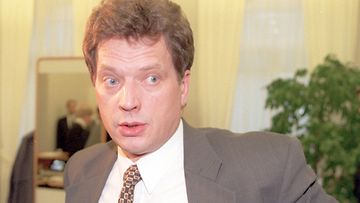 18. 1. 1996 -HELSINKI: Oikeusministeri Sauli Niinistö ilmoitti torstaina olevansa käytettävissä uudeksi valtiovarainministeriksi. -Niinistö menossa valtioneuvoston istuntoon.