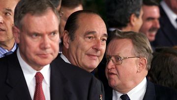 19991210 - HELSINKI - EUROPEAN COUNCIL: Finnish Prime Minister Paavo Lipponen (l) together with president Jacques Chirac of France and Martti Ahtisaari of Finland in a family photo session of the European Council Friday at the Fair Center in Helsinki.