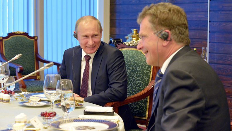 Vladimir Putin ja Sauli Niinistö lounaalla Pietarin talousfoorumissa 21. kesäkuuta 2012.