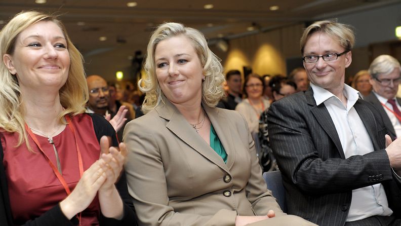Vasemmalta Maria Guzenina-Richardson, Jutta Urpilainen ja Mikael Junger SDP:n puoluekokouksessa, joka alkoi Helsingissä 24. toukokuuta 2012. 