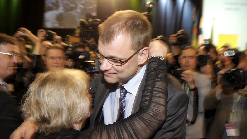 Paavo Väyrynen (vas.) seuraa taustalla, kun Juha Sipilä saa halauksen vaimoltaan Minna-Maarialta tultuaan valituksi keskustan puheenjohtajaksi Keskustan puoluekokouksessa Rovaniemellä 9. kesäkuuta 2012.