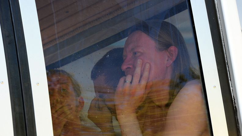 Vihreiden puoluesihteeri Panu Laturi (oik.) otti löylyt gondolihissiin rakennetussa mobiilisaunassa yhdessä opiskelijoiden kanssa Säätytalolla Helsingissä 22. toukokuuta 2011, jossa hallitusneuvottelut jatkuivat kolmatta päivää.  