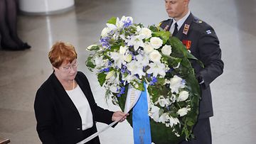 Tasavallan presidentti Tarja Halonen laskee seppeleensä valtioneuvos Harri Holkerin arkulle.
