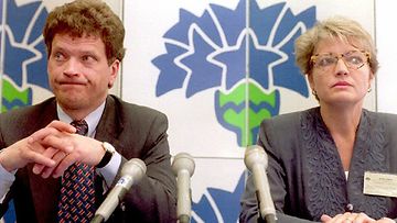 11. 06. 1995-VAASA: Kokoomuksen puh. joht Sauli Niinistö ja vastavalittu puoluesiht. Maija Perho-Santala pitivät lehdistötilaisuuden puoluekokokouksen jälkeen.