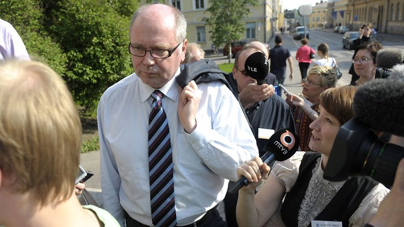 SDP:n pääneuvottelija Eero Heinäluoma (kuvassa) ja taloustyöryhmää vetävä kokoomuksen Kimmo Sasi palasivat torikahveilta Säätytalolle jatkamaan hallitusneuvotteluja 1. kesäkuuta 2011.