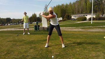 golf, Meri-Teio, kuvassa Mikael Paloheimo ja Sonja Taipaleenmäki golfaavat Meri-Teijossa 