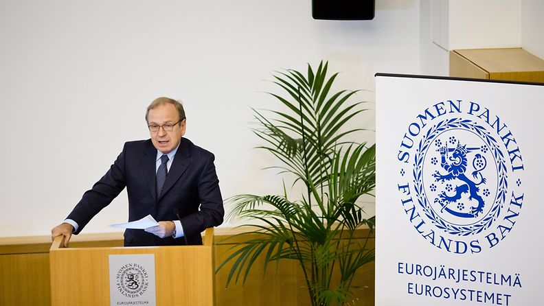Suomen Pankin pääjohtajan mukaan talouskriisin ratkaisemiseksi tarvitaan myös rakenteellisia uudistuksia. Liikanen kuvattiin Suomen Pankin edellisen ennusteen tiedotustilaisuudessa joulukuussa.