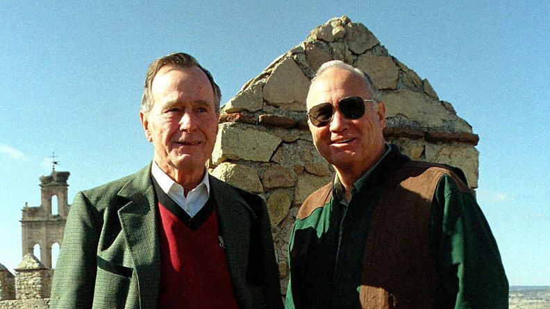 Kenraali Norman Schwarzkopf (oik.) ja Yhdysvaltojen entinen presidentti George H.W. Bush vasemalla.
