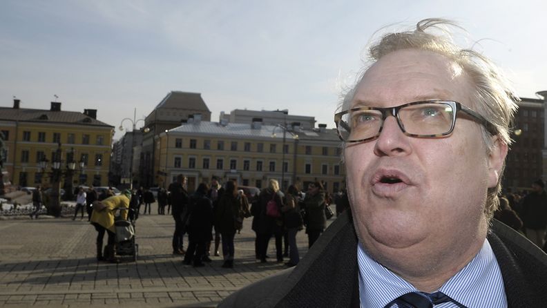  Akavan puheenjohtaja Sture Fjäder osallistui opettajien mielenilmaukseen koulujen työrauhan puolesta Helsingin Senaatintorilla 10. huhtikuuta 2013. 