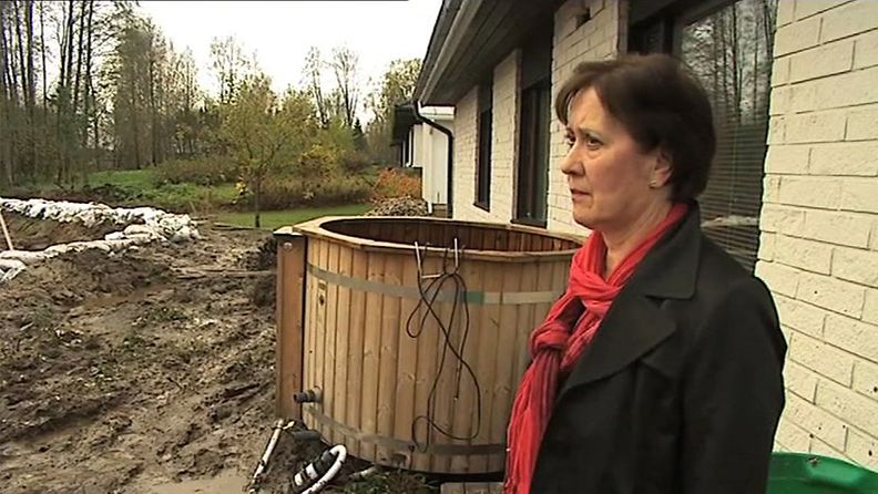 Hillevi Kuusinen tarkasti tulvan aiheuttamia tuhoja kotonaan Kauhajoella 8. lokakuuta.