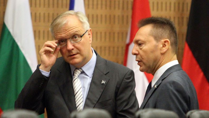 Talouskomissaari Olli Rehn ja Kreikan valtiovarainministeri Yiannis Stournaras Euroopan valtiovarainministereiden kokouksessa Kyproksella. 