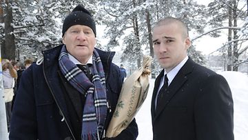 Klaus Thomasson ja Aleksi Valavuori (oik) hautajaisissa.