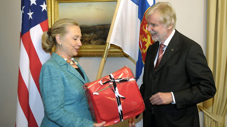 Ulkoministerien kohtaaminen. Erkki Tuomioja lahjoitti Hillary Clintonille Marimekon laukun. 