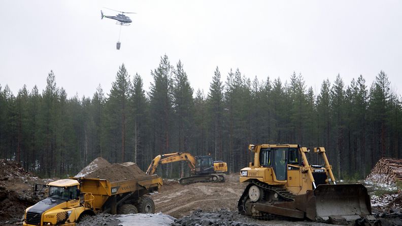 Helikopteri vie kalkkia Lumijoen suuhun, työkoneet urakoivat varoaltaan reunavallia Talvivaaran kaivoksella maanantaina 12. marraskuuta 2012.