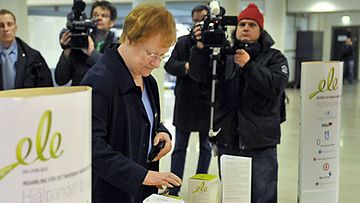 Presidentti Tarja Halonen äänesti ennakkoon eduskuntavaaleissa ja osallistui keräykseen Helsingin kaupungintalolla 10. huhtikuuta 2011.