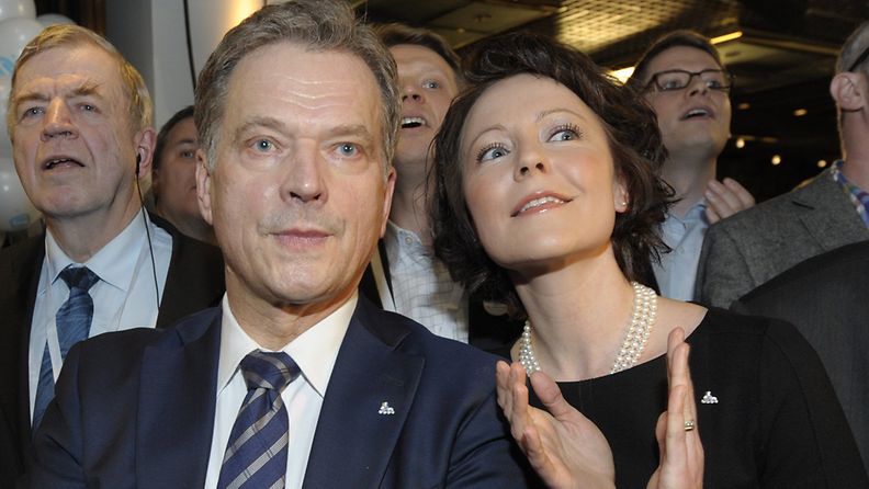 Kokoomuksen presidenttiehdokas Sauli Niinistö ja vaimo Jenni Haukio odottavat ennakkoäänien tulosta presidentinvaalien vaalivalvojaisissa. 