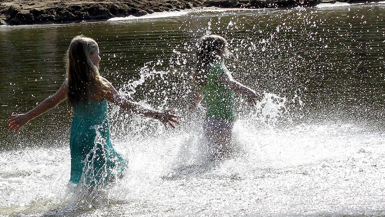 - Lapset leikkivät vedessä Lappeenrannan Myllysaaren uimarannalla torstaina 17. toukokuuta 2012. Lappeenrannassa on mitattu tänään kevään toistaiseksi korkein lämpötila, 26,2 astetta. Ilomantsissakin mittari on kivunnut 25 asteeseen.  