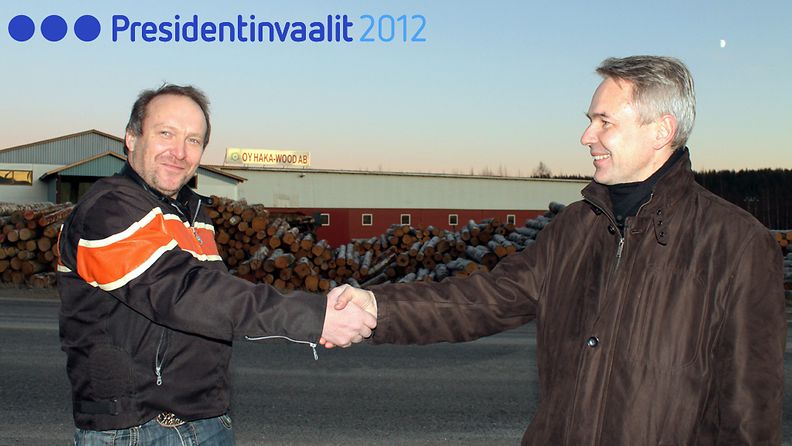 Kansanedustajat Teuvo Hakkarainen (ps, vas.) ja Pekka Haavisto (vihr) paiskasivat kaveruuden kättä Hakkaraisen perhesahalla Viitasaarella 3. joulukuuta 2011. 