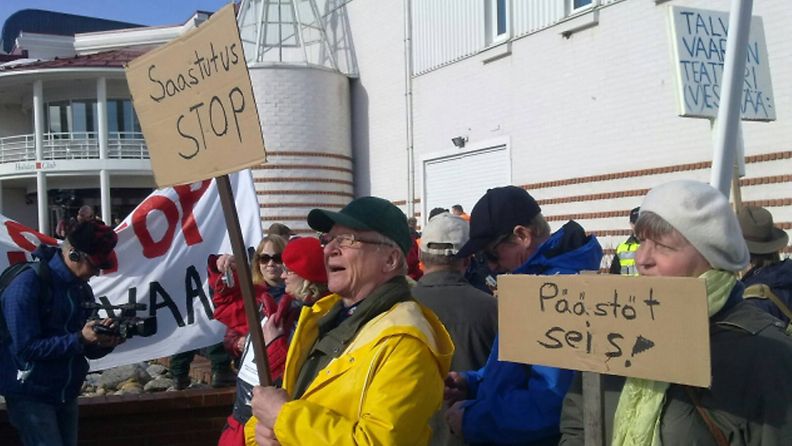 Talvivaaran kaivoksen sulkemista vaativat mielenosoittajat Talvivaaran yhtiökokouksen edessä Sotkamossa 26. huhtikuuta 2012.