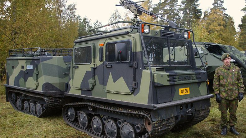 Armeija korvaa suomalaiset Sisu-telakuorma-autot norjalaisilla. 