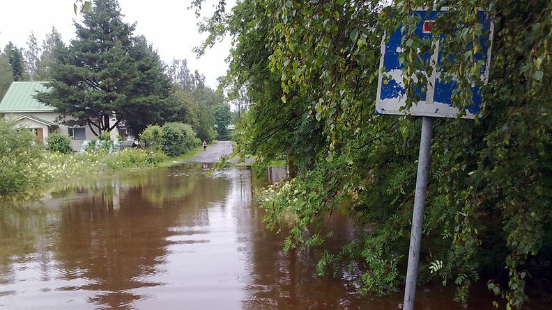 Mäntän Kuusitie veden vallassa 13. heinäkuuta 2012.