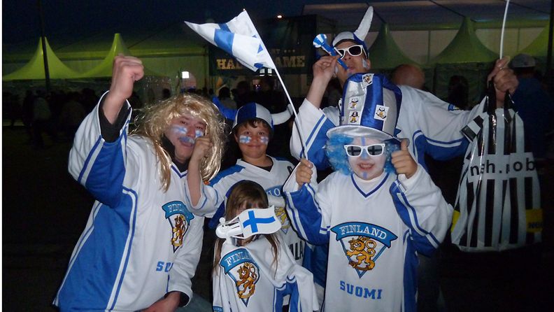 Fanit juhlii Suomen voitto Sveitsi-ottelun jälkeen 8.5.2012
