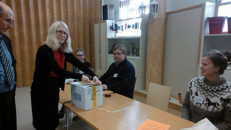 Vaalilipukelaatikko avattiin äänestysalueella 44a Tammisalon vpk:n talolla. 