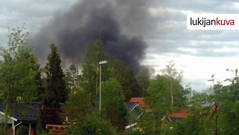 Lukijan kuva tulipalosta Lassila & Tikanojan jätteenkäsittelylaitoksella.