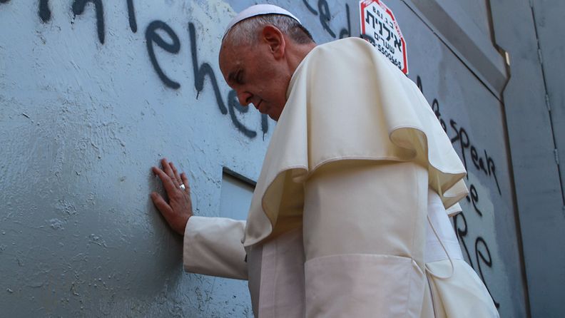 Paavi Franciscus koskettaa muuria, joka erottaa Israelin Länsirannasta. Paavi vieraili Betlehemissä 25.5.2014.
