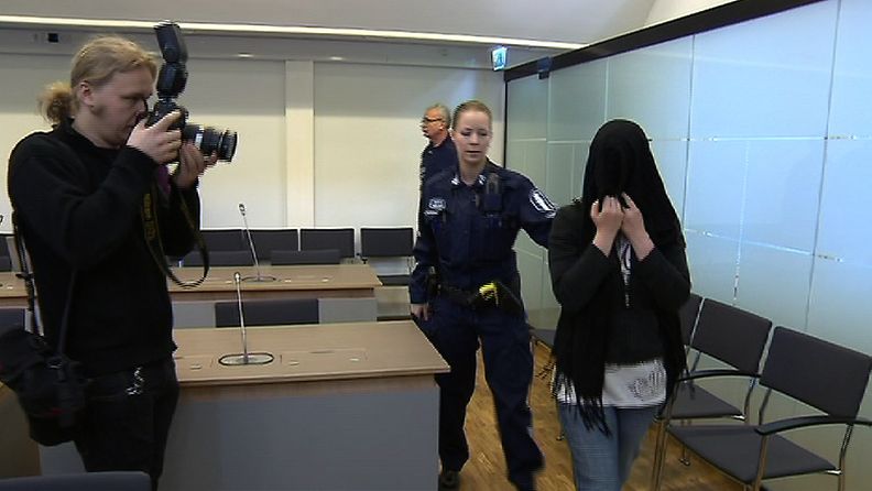 Klaukkalan vauvasurmien oikeudenkäynti alkoi Hyvinkään käräjäoikeudessa 3. huhtikuuta 2013. Äidin epäillään murhanneen vastasyntyneet kaksosensa viime kesänä Nurmijärven Klaukkalassa.