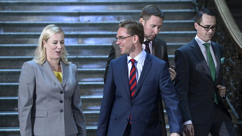 Ministerit Jutta Urpilainen, Jyrki Katainen, Paavo Arhinmäki ja Carl Haglund saapumassa tiedotustilaisuuteen hallituksen budjettineuvotteluista Säätytalolla Helsingissä 29. elokuuta 2012.