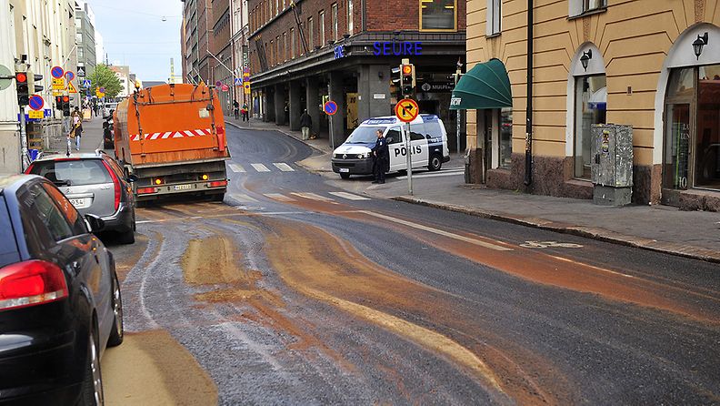 Kuorma-autosta valui öljyä Helsingin keskustassa.
