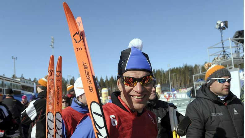 Harri Kirvesniemi esittelee uusia kotimaisia Yoko-suksia miesten maastohiihdon 4 x 10 kilometrin viestissä SM-hiihdoissa Kontiolahdella 6. huhtikuuta 2013.  