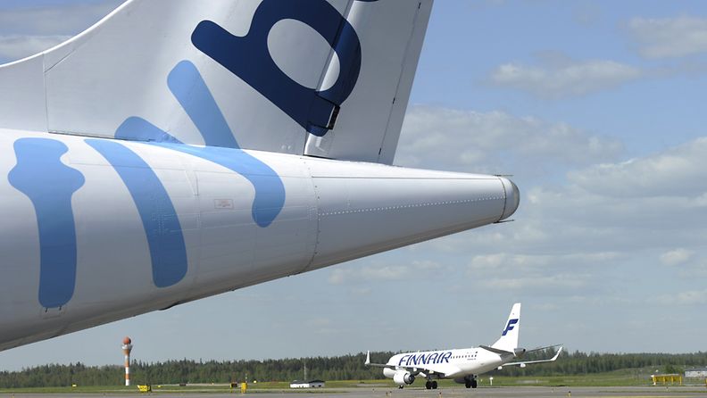 Flyben ja Finnairin matkustajakoneet Helsinki-Vantaan lentokentällä 23. toukokuuta 2012.